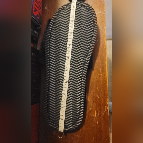 Bee print slippers 7.5-8 NIP - Picture 5 of 5